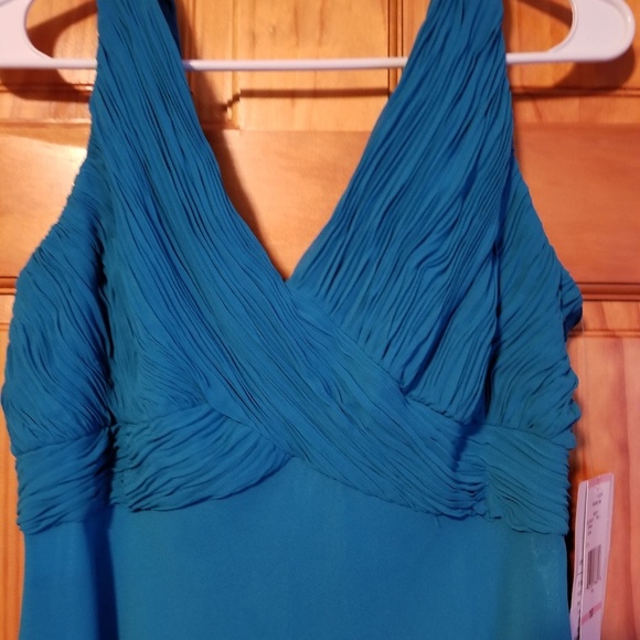 Jones wear v-neck dress - Picture 7 of 7